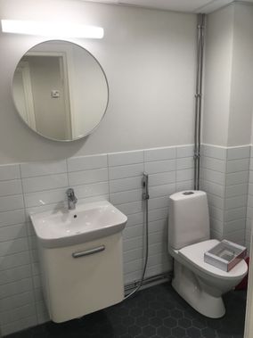 Moderniksi saneerattu kylpyhuone